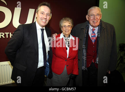 Ian Paisley Jnr (a sinistra) con sua madre Eileen e Ian Paisley SNR, in Ballymena Co Antrim, come si prevede di sostituire suo padre come candidato DUP per North Antrim nelle elezioni generali, una sede Ian Paisley tenuto per 40 anni. Foto Stock