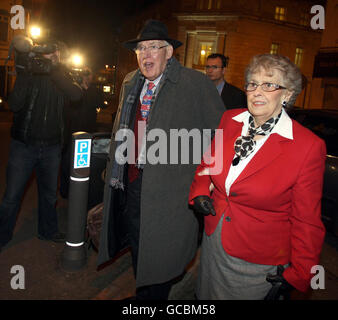 Ian Paisley e sua moglie Eileen arrivano a Ballymena Co Antrim, come Ian Paisley Jnr si prevede di sostituire suo padre come candidato DUP per Nord Antrim nelle elezioni generali, un seggio Ian Paisley tenuto per 40 anni. Foto Stock
