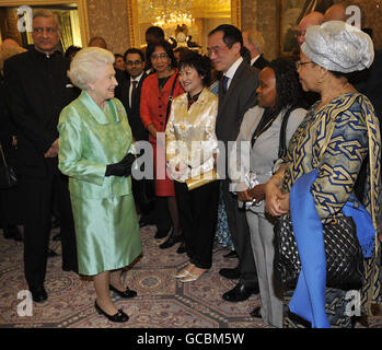 La Regina Elisabetta II della Gran Bretagna con il Segretario Generale del Commonwealth Kamalesh Sharma (a sinistra) incontra gli ospiti al ricevimento del Commonwealth Day presso la Marlborough House, Pall Mall, Londra. Foto Stock