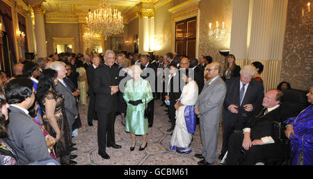 La Regina Elisabetta II della Gran Bretagna con il Segretario Generale del Commonwealth Kamalesh Sharma (a sinistra) incontra gli ospiti al ricevimento del Commonwealth Day presso la Marlborough House, Pall Mall, Londra. Foto Stock