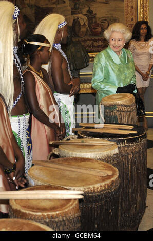 La Regina Elisabetta II della Gran Bretagna incontra una band al ricevimento del Commonwealth Day alla Marlborough House, Pall Mall, Londra. Foto Stock