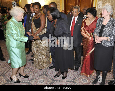 La Regina Elisabetta II della Gran Bretagna incontra gli ospiti al ricevimento Commonwealth Day presso la Marlborough House, Pall Mall, Londra. Foto Stock