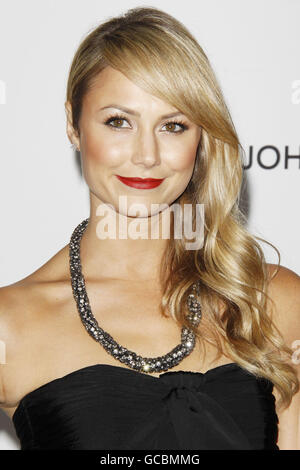 Stacy Keibler arriva per il 18° Elton John AIDS Foundation Party per celebrare l'82° Academy Awards al Pacific Design Center di Los Angeles. Foto Stock