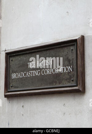 Una vista generale di un cartello sull'edificio della BBC Broadcasting House a Portland Place, nel centro di Londra. Foto Stock