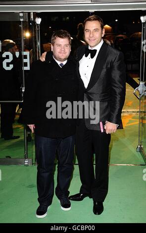 David Walliams (a destra) e James Corden (a sinistra) arrivano per la prima mondiale reale di Alice nel paese delle meraviglie all'Odeon, Leicester Square, Londra Foto Stock