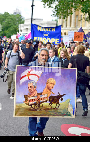Kaya Mar - Fumettista politico - con uno dei suoi dipinti (Farage / Johnson) a marzo per l'Europa - Londra il 2 luglio 2016. Foto Stock