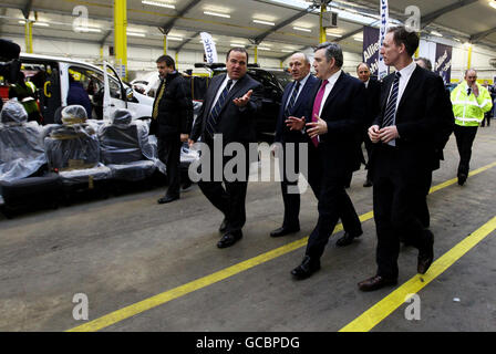 Il primo ministro Gordon Brown (seconda destra) e il segretario scozzese Jim Murphy (destra) hanno parlato con il personale durante una visita ai veicoli alleati, a Glasgow, Scozia. Foto Stock