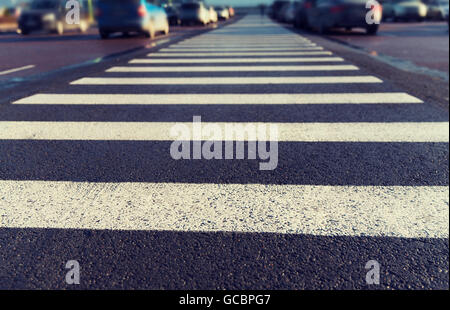 Close up crosswalk pedonale sul parcheggio della città Foto Stock