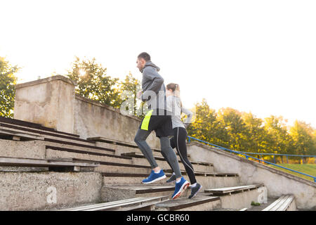 Matura in esecuzione al piano di sopra sul Stadium Foto Stock