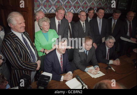 JOHN REDWOOD (SEDUTO DAVANTI A SINISTRA) A UNA CONFERENZA STAMPA DI WESTMINSTER DOPO ESSERSI DICHIARATO CANDIDATO NELLA BATTAGLIA PER LA LEADERSHIP DEL PARTITO TORY. Foto Stock