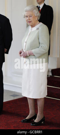 La Regina Elisabetta II della Gran Bretagna addio al presidente sudafricano Jacob Zuma, (non nella foto), a Buckingham Palace a Londra l'ultimo giorno della sua visita di Stato. Foto Stock