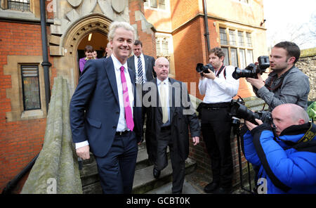 L'olandese di destra Geert Wilders lascia una conferenza stampa nel centro di Londra dopo la proiezione del film anti-islamico Fitna alla Camera dei Lord. Foto Stock