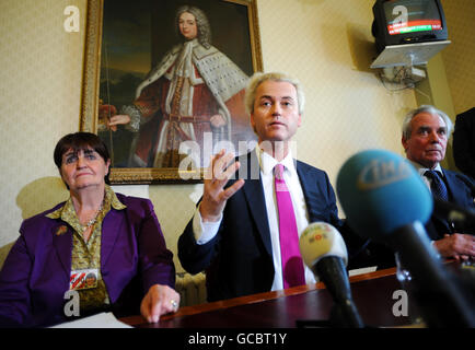 Il deputato olandese di destra Geert Wilders ha fatto una conferenza stampa a Londra con Lord Pearson di Rannoch (a destra), rappresentante dell'UKIP presso la Camera dei Lord e la Baronessa Cox (a sinistra). Foto Stock