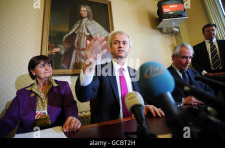 Il deputato olandese di destra Geert Wilders ha fatto una conferenza stampa a Londra con Lord Pearson di Rannoch (a destra), rappresentante dell'UKIP presso la Camera dei Lord e la Baronessa Cox (a sinistra). Foto Stock