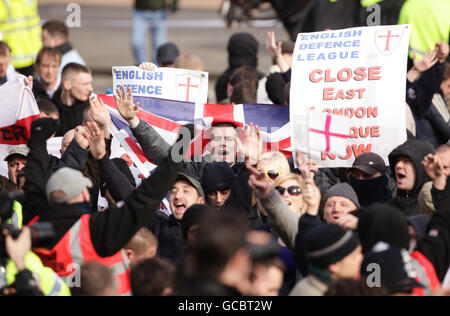 Una dimostrazione della Lega di Difesa inglese lungo Millbank, Londra, il giorno della destra MP olandese Geert Wilders arriva alla Casa dei Lords per visualizzare il suo film anti-Islam, Fitna. Foto Stock