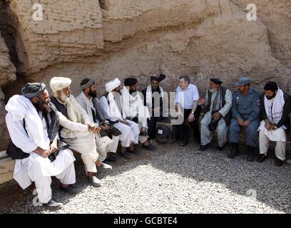 Il primo ministro Gordon Brown (4° a destra) parla con i membri del Consiglio comunitario durante una visita alla base operativa di Shawqat Forward a Lashkar Gah, nell'Afghanistan meridionale. Foto Stock