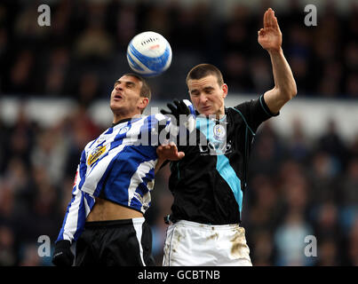 Marcus Tugay di Sheffield Wednesday (a sinistra) e Jack Hobbs di Leicester City combattono per la palla durante la partita del campionato Coca Cola a Hillsborough, Sheffield. Foto Stock