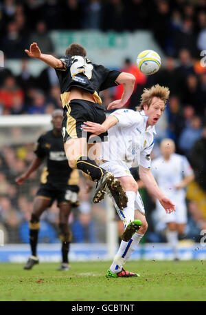 Tommy Smith di Brentford e Luciano Becchio (a destra) del Leeds United combattono per la palla durante la partita della Coca Cola League One a Elland Road, Leeds. Foto Stock