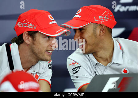 I piloti McLarens Jenson Button e Lewis Hamilton condividono una battuta durante la conferenza stampa durante il Paddock Day al Bahrain International Circuit di Sakhir, Bahrain. Foto Stock