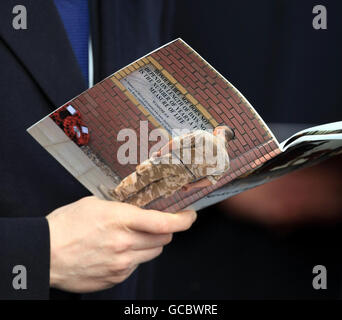 Un membro del pubblico ha un ordine di servizio al Buro commemorativo di Basra presso il National Memorial Arboretum vicino ad Alrewas a Staffordshire, durante un servizio di ridedicazione del muro dopo che è stato spostato da Basra, Iraq. Foto Stock