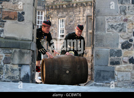 Lance CPL Alan Leiper (a sinistra) e Highlander Kris Green del reggimento reale della Scozia spingono il barile di quercia spagnola che ha prodotto 54 decanter di dimensioni normali e 162 piccoli imbottigliati alla forza della botte del Mortlach 70 anni Vecchio whisky al Castello di Edimburgo per il suo lancio da parte degli specialisti del whisky Gordon e. Macphail. Foto Stock