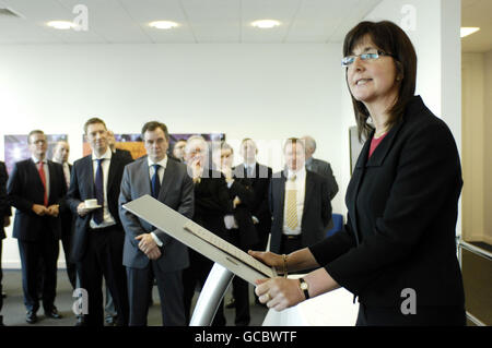 Lesley Griffiths, Vice Ministro della Scienza, dell'innovazione e delle competenze del Governo dell'Assemblea gallese (destra), che ha ufficialmente aperto il NGC Europe, uno dei più grandi centri dati della parola, a Newport, Galles, parla durante l'apertura. Foto Stock