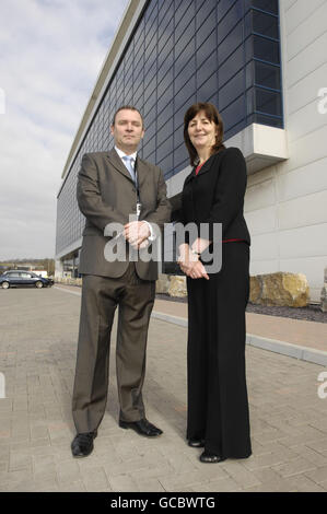 Nick Razey, CEO Next Generation Data (NMD) Europe con Lesley Griffiths, vice ministro per la scienza, l'innovazione e le competenze del governo dell'Assemblea gallese, che ha ufficialmente aperto il NMD Europe, uno dei più grandi data center della parola, a Newport, Galles. Foto Stock