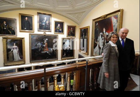 Il Duca e la Duchessa del Devonshire con i ritratti dei suoi antenati sulle pareti di Chatsworth House oggi. La Casa ha subito un programma di restauro di 14 milioni di sterline durante l'inverno. Foto Stock