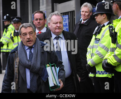 Jim Devine MP (terzo centro da sinistra) e David Chaytor MP (quarto da sinistra) e il loro team legale lasciano la City of Westminster Magistrates Court a Londra oggi accusato di falsamente le spese. Foto Stock