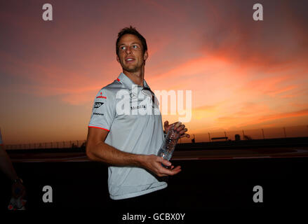 Il pilota McLaren Jenson Button sulla sua pista del Bahrain International Circuit a Sakhir, Bahrain. Foto Stock