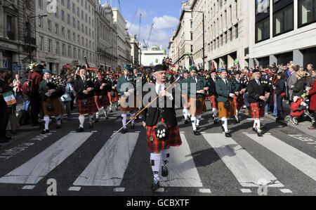 Una band di marching Pipe partecipa al Mayor of London's St Patrick's Day Parade and Festival. Foto Stock