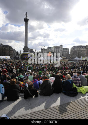 La gente si riunisce in Trafalgar Square dopo la sfilata del giorno di San Patrizio del Sindaco di Londra. Foto Stock