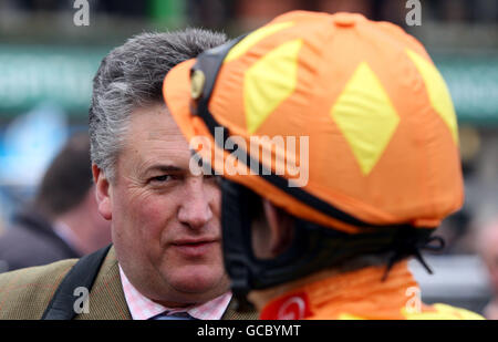 Il formatore Paul Nicholls parla con Jockey Ruby Walsh prima del Paddy Power Imperial Cup (pista per disabili) (gara in elenco) Foto Stock