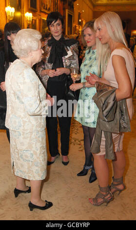 La regina Elisabetta II incontra (da sinistra a destra) il modello Erin o'Connor, il direttore del design di New Look Barbara Horspool e il consulente del marchio Susanne Tide Frater presso una reception per l'industria di abbigliamento britannica, tra cui una mostra di abbigliamento contemporaneo curata dal Victoria and Albert Museum, a Buckingham Palace, Londra. Foto Stock