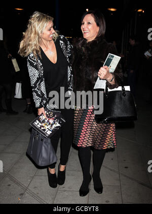 Arlene Phillips (a destra) e Louise Redknapp arrivano per la prima mondiale di Blaze al Peacock Theatre nel centro di Londra. Foto Stock