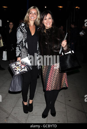 Arlene Phillips (a destra) e Louise Redknapp arrivano per la prima mondiale di Blaze al Peacock Theatre nel centro di Londra. Foto Stock