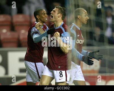 James Milner (centro) di Aston Villa festeggia con i suoi compagni di squadra dopo aver segnato il secondo obiettivo del suo lato del gioco Foto Stock