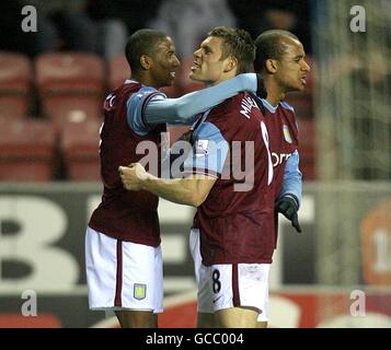 James Milner (centro) di Aston Villa festeggia con i suoi compagni di squadra dopo aver segnato il secondo obiettivo del suo lato del gioco Foto Stock