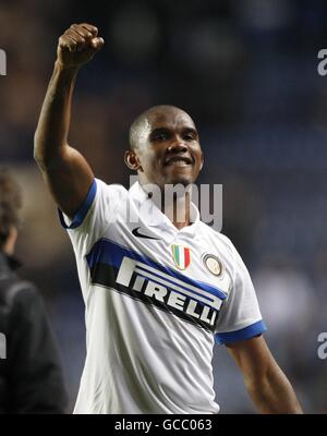 Calcio - UEFA Champions League - Round of 16 - seconda tappa - Chelsea v Inter Milan - Stamford Bridge. Samuel Eto'o di Inter Milan celebra dopo il gioco Foto Stock