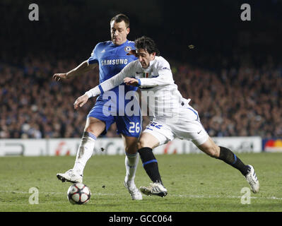 John Terry di Chelsea (a sinistra) e Diego Milito dell'Inter Milan combattono per la palla durante la partita della UEFA Champions League a Stamford Bridge, Londra. Foto Stock