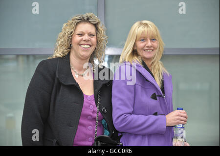 Rita Maria Lomas, 45, (a sinistra) e Jane Smith, 45, arrivarono alla corte di Bristol Magistrates accusati di aver eseguito uno schema piramidale illegale di 20 milioni di persone. Foto Stock