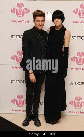 Henry Holland e Agyness Deyn arrivano al ballo di primavera del Prince's Trust all'Hurlingham Club a Londra ovest, sostenuto da St.Tropez, e sperano di raccogliere migliaia di sterline per la Prince's Trust per aiutare i giovani svantaggiati a lavorare. Foto Stock