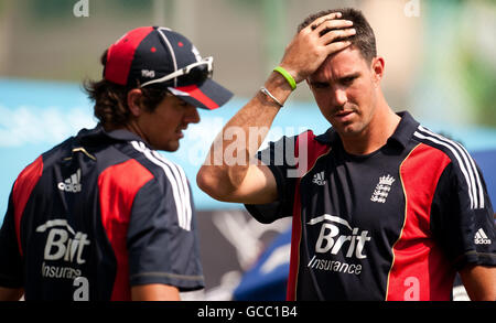 Cricket - sessione dei Nets dell'Inghilterra - Stadio Nazionale di Shere Bangla - Mirpur. Kevin Pietersen in Inghilterra con il capitano Alastair Cook (a sinistra) durante una sessione di reti allo Shere Bangla National Stadium, Mirpur, Dhaka. Foto Stock