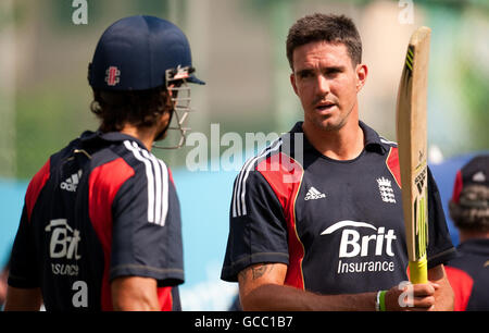 Cricket - sessione dei Nets dell'Inghilterra - Stadio Nazionale di Shere Bangla - Mirpur. Kevin Pietersen in Inghilterra con il capitano Alastair Cook (a sinistra) durante una sessione di reti allo Shere Bangla National Stadium, Mirpur, Dhaka. Foto Stock