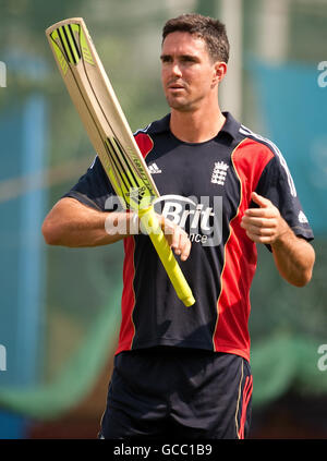 Cricket - sessione dei Nets dell'Inghilterra - Stadio Nazionale di Shere Bangla - Mirpur. Kevin Pietersen in Inghilterra durante una sessione di reti allo Shere Bangla National Stadium, Mirpur, Dhaka. Foto Stock