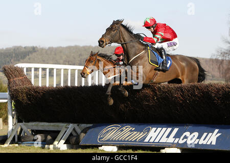 Carlitos guidato dal fantino Paddy Brennan durante la Nuova Astra Alla Ludlow Motors Novices' Chase Foto Stock