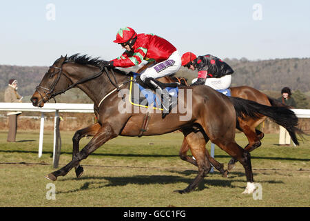 Carlitos guidato da jockey Paddy Brennan (a sinistra) e Song Sung Blu guidato da Joe Tizzard (a destra) durante la New Astra Alla Ludlow Motors Novices' Chase Foto Stock