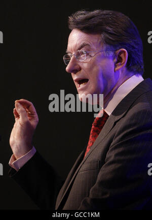 Il segretario alle imprese Lord Mandelson si rivolge alla conferenza annuale della Federazione delle piccole imprese presso il Centro Esposizioni e conferenze di Aberdeen in Scozia. Foto Stock