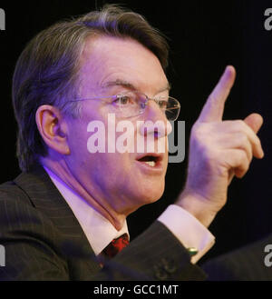 Il segretario alle imprese Lord Mandelson si rivolge alla conferenza annuale della Federazione delle piccole imprese presso il Centro Esposizioni e conferenze di Aberdeen in Scozia. Foto Stock