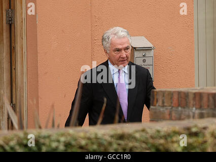 Sean Fitzpatrick ex capo della Anglo Irish Bank lascia la stazione di Bray Garda Co. Wicklow, dopo essere stato interrogato da detective della squadra di frode su presunte irregolarità finanziarie. Foto Stock